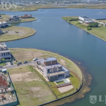 Casa con 3 suites, sobre el lago, en venta en LOS PUENTES, NORDELTA