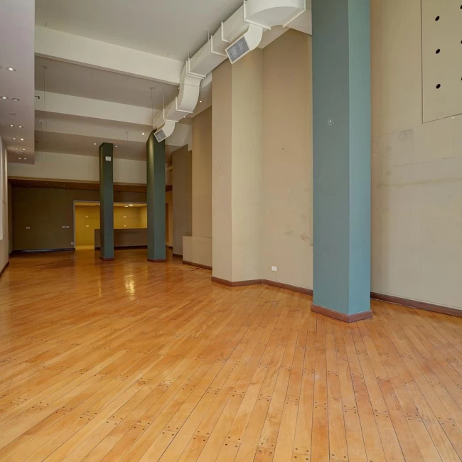 ALQUILER LOCAL COMERCIAL en RETIRO. 130m2. Excelente Vidriera sobre Cerrito