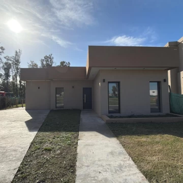 Casa Venta en Casa en 1 planta A ESTRENAR 3 dormitorios 3 baños.  Barrio Santa Sofia 200