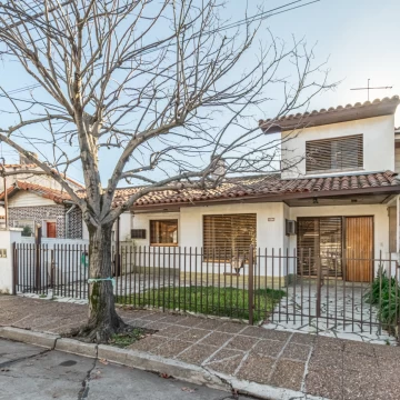 Venta Casa 4 ambientes en dos plantas - cochera doble en Ciudad Jardin del Palomar – Lote propio 204 m²