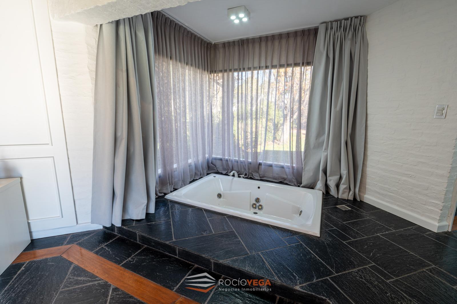 JACUZZI
