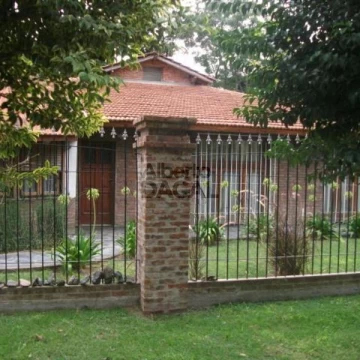Casa en Venta en 414  y 144 Arturo Segui - Alberto Dacal Propiedades