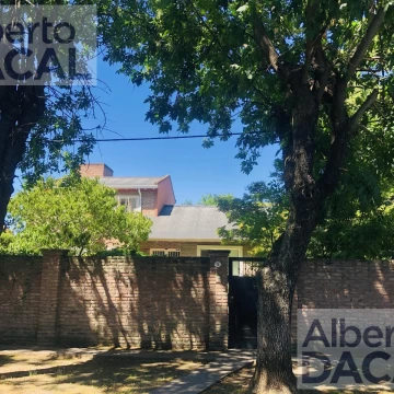 Casa en Venta en 16/474 y 476 City Bell - Alberto Dacal Propiedades