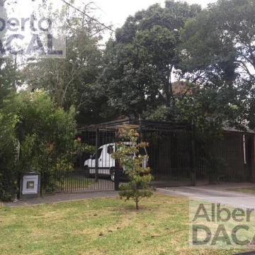 Casa en Venta en  444 e/ Belgrano y 23 City Bell - Alberto Dacal Propiedades