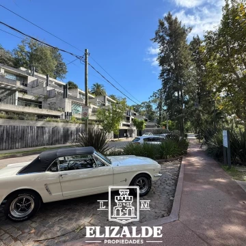 General Arias y Uruguay - Exclusivo depto. con jardín, pileta, parrilla y coch - Venta - Punta Chica