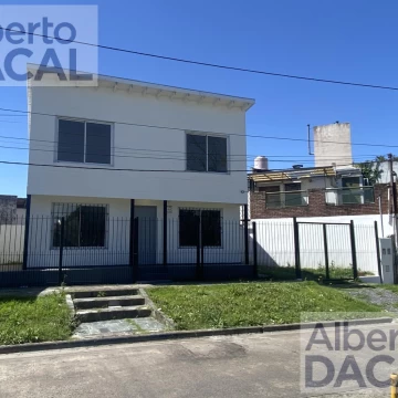 Muy buena casa totalmente reciclada a nueva en colectora acceso a la ciudad. Dos dormitorios y dos baños. Lugar para auto.