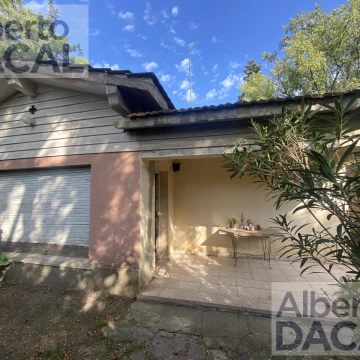 Casa en Villa Elisa a reciclar o demoler sobre dos amplios lotes.