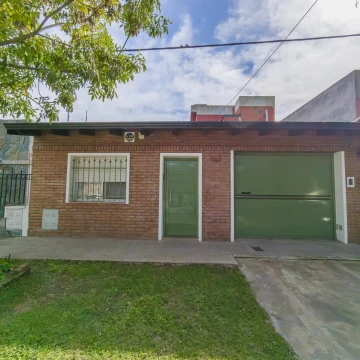 CASA CON GARAGE DE DOS DORMITORIOS