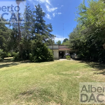 Casa en Arturo SeguI sobre un lote de 2990 mt2