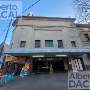 Edificio de cocheras con local comercial