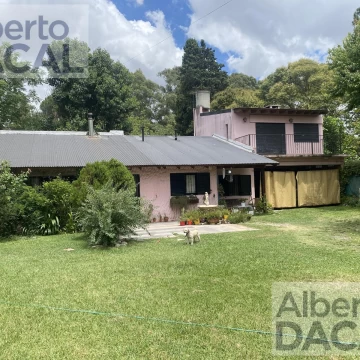 Casa mas departamento en Arturo Segui con un lote de 43x43 totalmente arbolado.