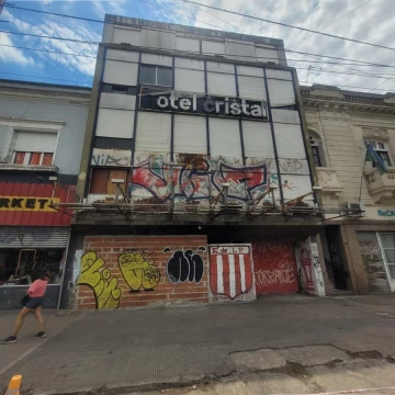 Hotel a refaccionar a mts de estacion de trenes y centro comercial