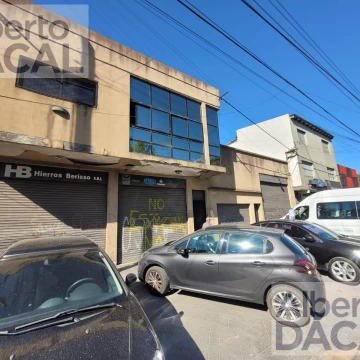 Local con galpon sobre avenida 122