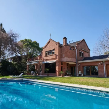 Venta Casa 5 ambientes  Tigre Club de Campo Hacoaj ubicada sobre un lote y medio
