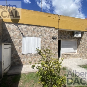 CASA DOS DORMITORIOS EN VILLA ELISA