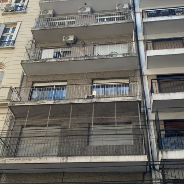 Semipiso de tres ambientes en venta en San Nicolás con dependencia