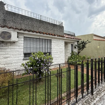 Casa al frente con galpón el fondo e ingreso vehicular