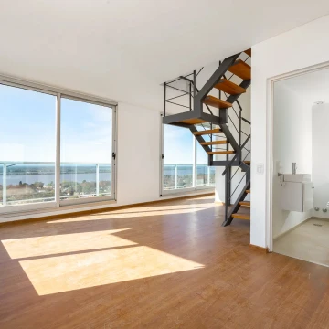 Dúplex 2 dormitorios + comodín + escritorio con vista a río, parrillero y amenities
