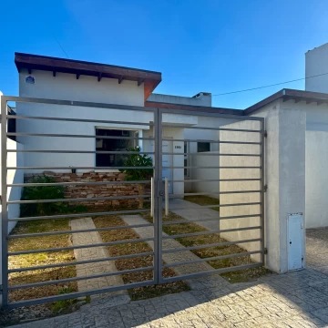 departamento duplex 3 ambientes en venta en lujan planta baja con patio y cochera apto credito