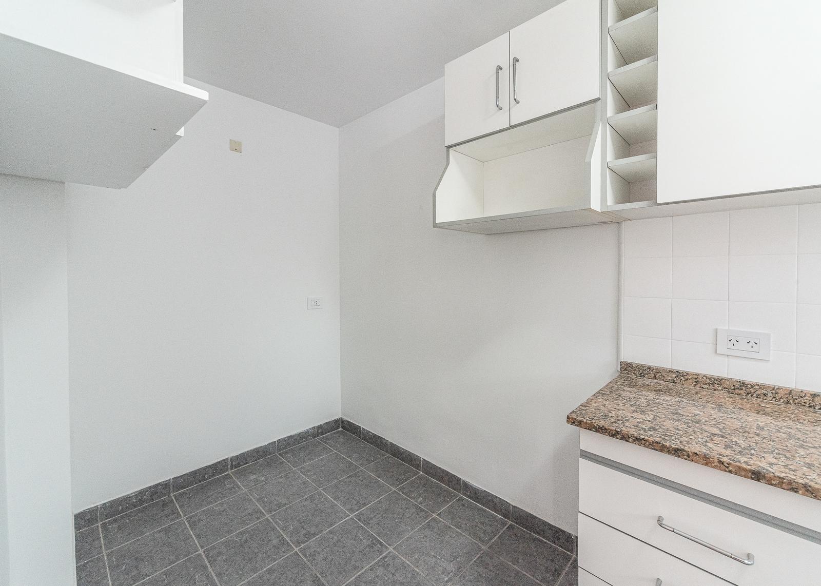 Espacio para heladera, mesa, funcional