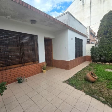 VENTA CASA VILLA LUZURIAGA 3 AMBIENTES, DEPENDENCIA DE SERVICIO,JARDIN, QUINCHO.