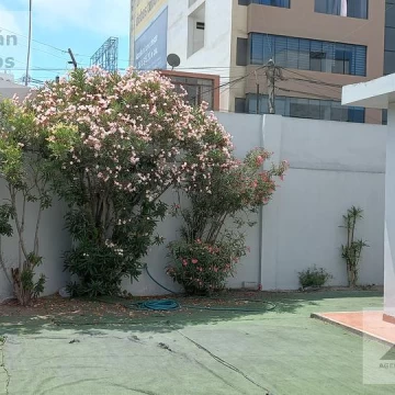 VENTA DE CASA COMO TERRENO CERCA A PARQUES EN SURCO LIMITE MIRAFLORES (609-848-1)