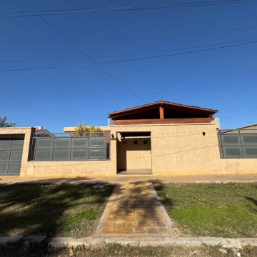 Casa en Venta en Villa America, San Juan/645m2 de terreno, pileta, quincho, cochera y 3 dormitorios