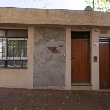 Lote con casa doble frente