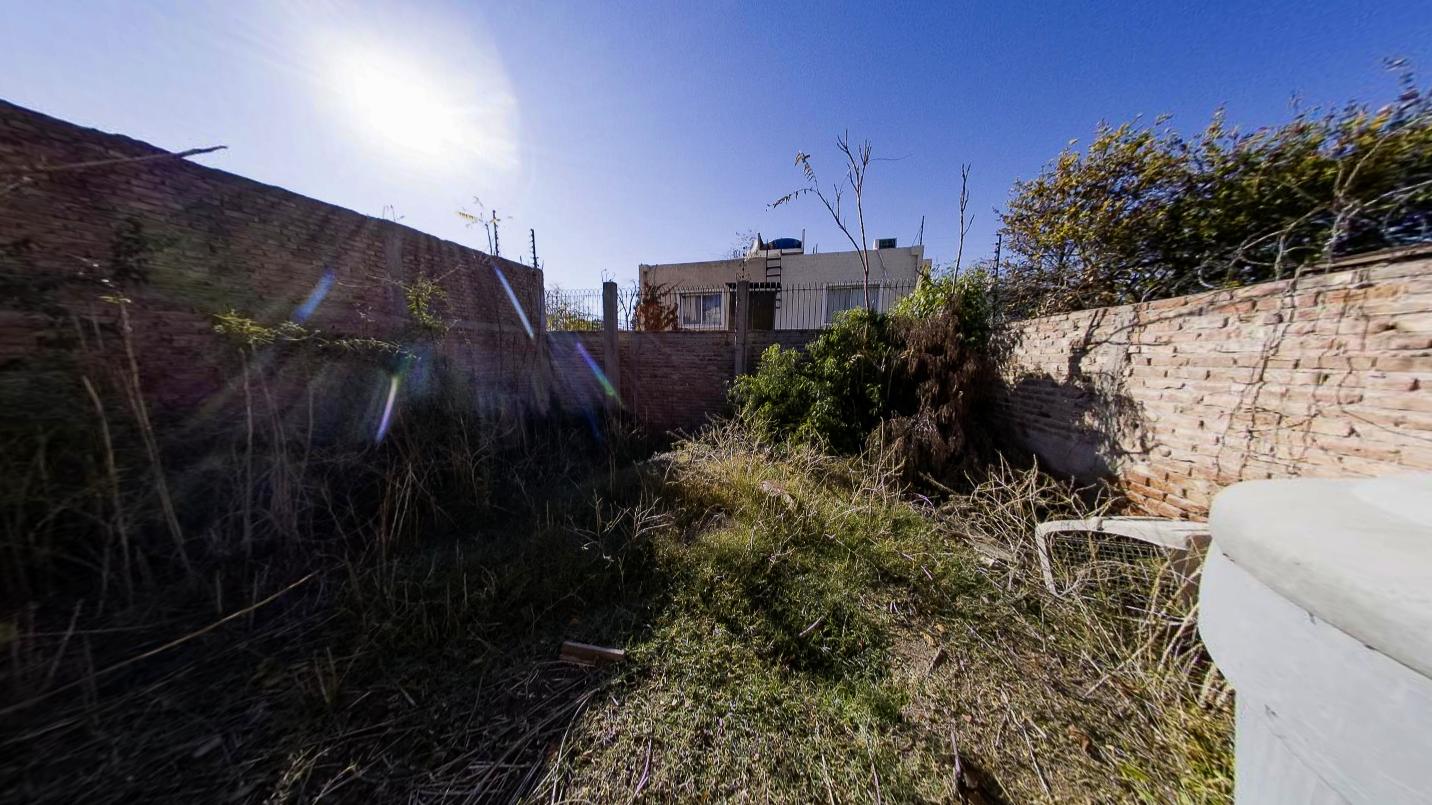 Lote con casa doble frente - 5