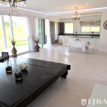 INCLUYE AMARRA. SIN MUEBLES. LOTE INTERNO. PILETA. EXCELENTE CALIDAD.