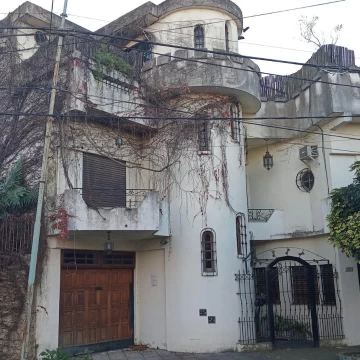 VILLA SARMIENTO CASA EN VENTA TRES DORMITORIOS COCHERA