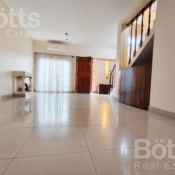 Casa en Venta- 5 amb -cochera 3 autos- patio- parrilla- terraza- A 5 cuadras de Plaza Irlanda