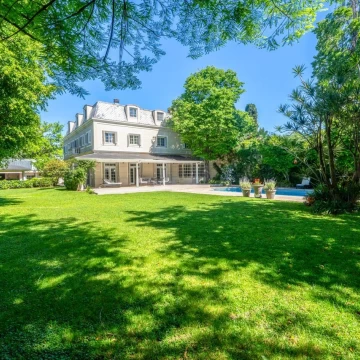 Exclusiva Casa de estilo Francés en Belgrano Chico con Jardín, Pileta y Quincho
