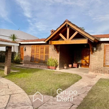 Una casa con potencial comercial: consultorios, oficinas, estudios, academias o gastronomía, a mts. de Martinolli y Núñez.
