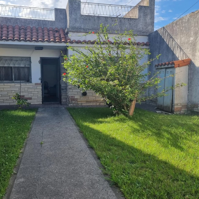Galpón, casa 3 amb con jardín  venta