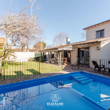 John F. Kennedy  y Zanocchi - Casa con jardin, pileta, parrilla - Venta
