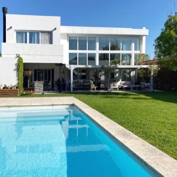 Alquiler temporal casa moderna en Santa Barbara con 4 dormitorios