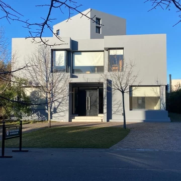 Venta con renta casa en Glorietas Nordelta