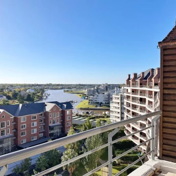 Venta Departamento duplex 3 dormitorios en  Miradores de la Bahia vista al Rio.