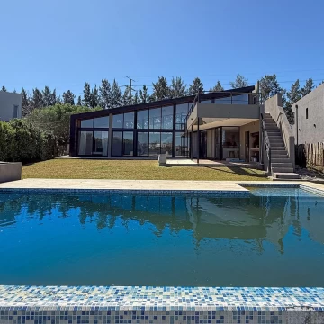 Casa en venta o alquiler temporal a la laguna en La Comarca