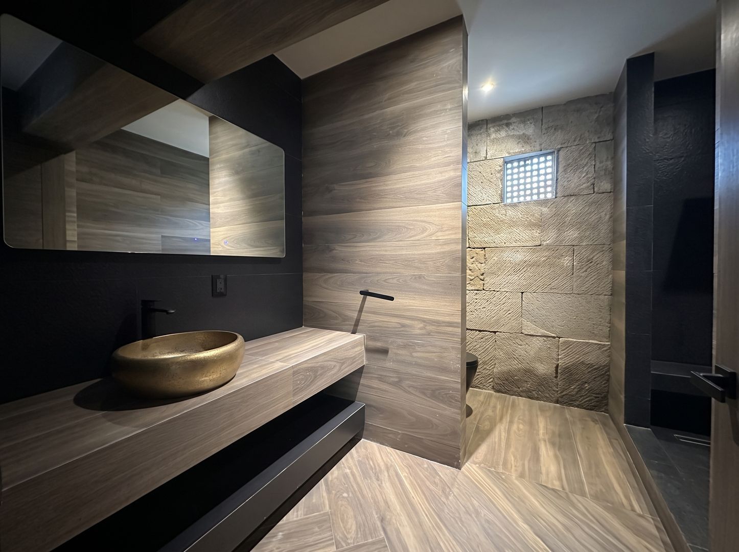 EB-WI8814 AI - Mejora 2K - Baño - 4x3.jpg