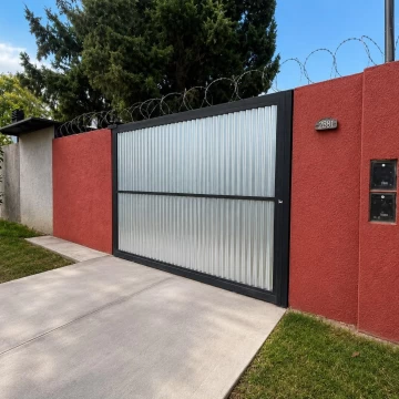 Casa con quincho, pileta y departamento independiente en Las Heras - Mendoza.
