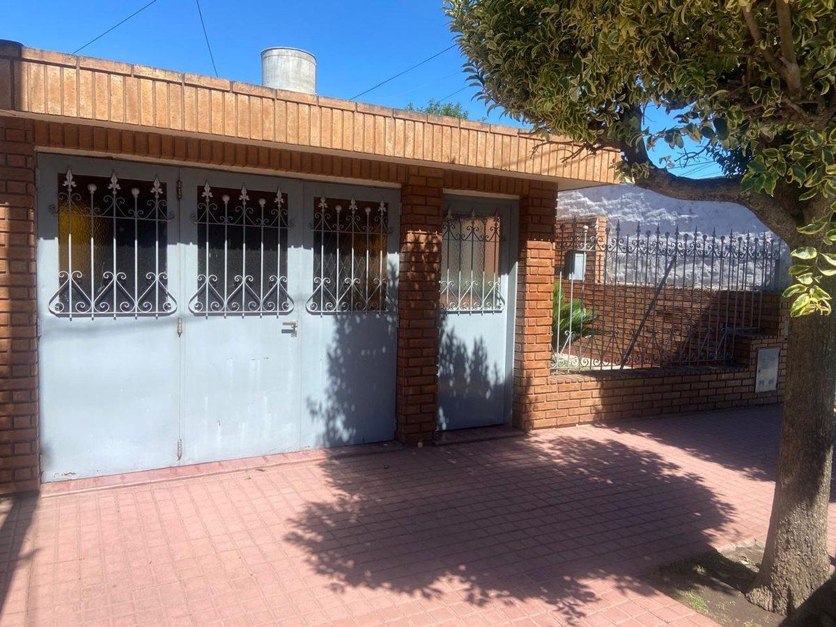 VENTA CASA 2 DORM EN BARRIO 1 DE MAYO - Principal