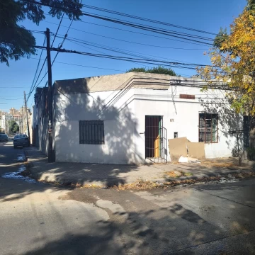 VENTA TERRENO GUEMES 221 M2 CON CASA Y DPTO A RECICLAR O DEMOLER