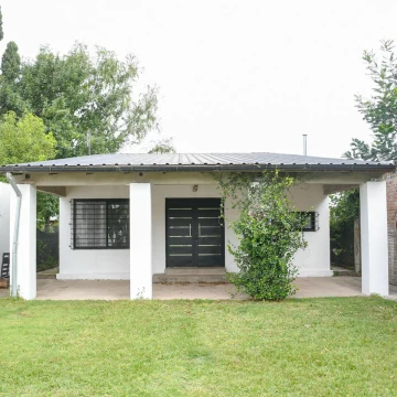 Casa en alquiler en barrio Los Pinos 
