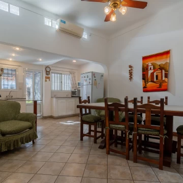 Venta Casa de 4 Ambientes, jardín, quincho y cochera en Lomas Este.