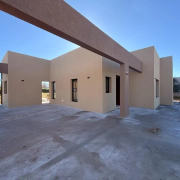 Casa en una planta con tres cuartos en Los Alcanfores - entrega JULIO'26