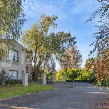 Casa en lote central en venta