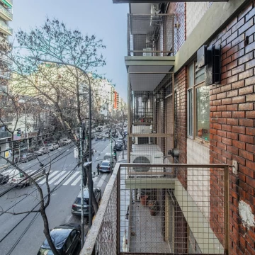 Alquiler departamento de 2 ambientes con balcón al frente en Almagro