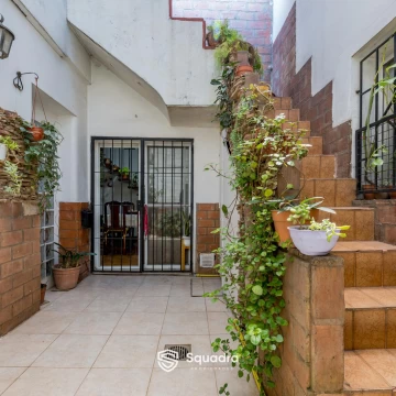 VENTA - Casa de pasillo de dos dormitorios, con patio. Lourdes, Rosario. APTO CRÉDITO.